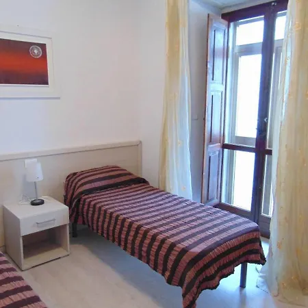 Eleonora, Ampio In Centro E 350 M Dalla Daire *